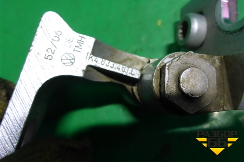 Петля двери задней левой верхняя (1K4833401C) для Volkswagen Jetta с 2005-2011г