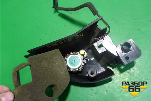 Накладка двери передней левой уголок (1K5837973) для Volkswagen Jetta с 2005-2011г
