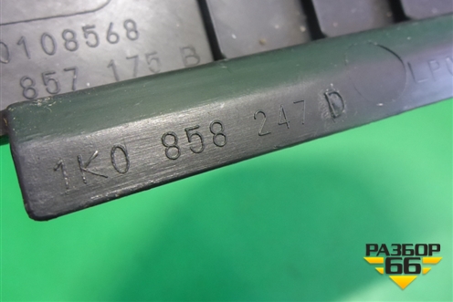 Накладка на торпедо (боковая левая) (1K0858247D) для Volkswagen Jetta с 2005-2011г