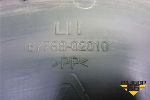 Обшивка двери задней левой под механику (6778802010) для Toyota Auris с 2006-2012г