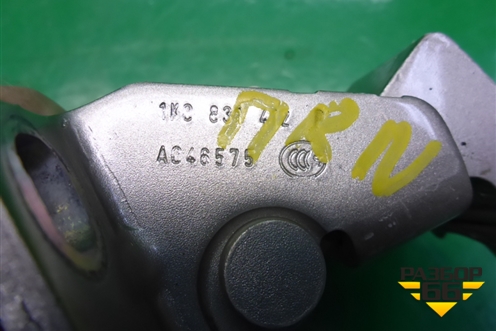 Петля двери передней правой нижняя для Volkswagen Jetta с 2005-2011г
