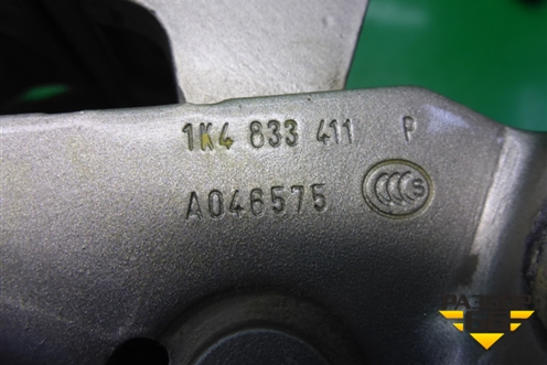 Петля двери задней левой нижняя (1K4833411P) для Volkswagen Jetta с 2005-2011г