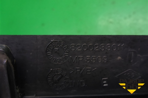 Держатель задней полки правый (8200233011) для Renault Megane 2 с 2002-2009г