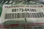 Уплотнитель стекла двери задней правой (новый) (681730K080) для Toyota Hilux с 2015г