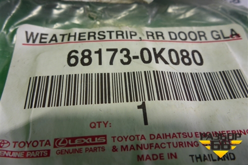Уплотнитель стекла двери задней правой (новый) (681730K080) для Toyota Hilux с 2015г