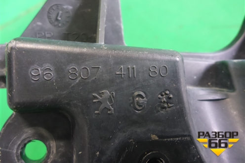 Кронштейн форсунки омывателя фары (9680741180) для Peugeot 308 с 2007-2014г