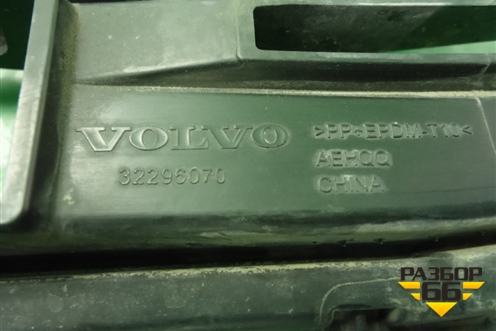 Решетка в передний бампер центральная (32296070) для Volvo XC60 с 2017г