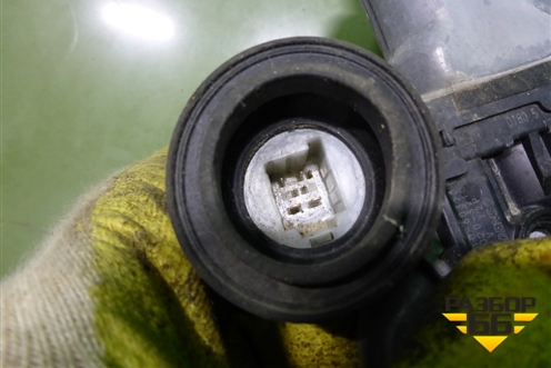 Стеклоподъёмник электрический передний правый (8571060320) для Toyota Land Cruiser (200) с 2008г