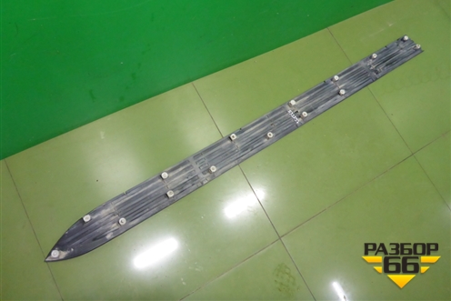 Накладка подножки правой (517716A120) для Toyota Land Cruiser (200) с 2008г