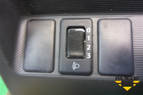 Накладка на торпедо (под рулём) (681068H810) для Nissan X-Trail (Т30) с 2000-2007г