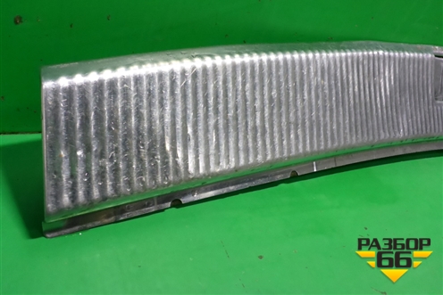 Обшивка багажника на заднюю панель (7L6863459) для Volkswagen Touareg c 2002-2010г