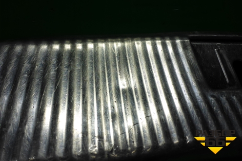 Обшивка багажника на заднюю панель (7L6863459) для Volkswagen Touareg c 2002-2010г