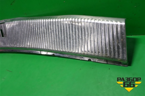 Обшивка багажника на заднюю панель (7L6863459) для Volkswagen Touareg c 2002-2010г