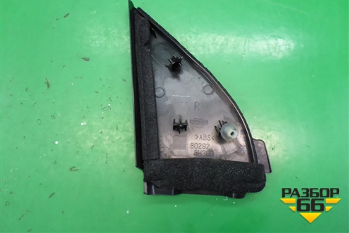 Накладка двери передней правой уголок (802928H300) для Nissan X-Trail (Т30) с 2000-2007г
