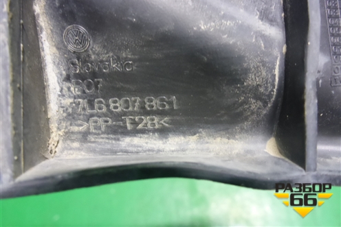 Кронштейн заднего бампера левый (под фонарь) (7L6807861) для Volkswagen Touareg c 2002-2010г