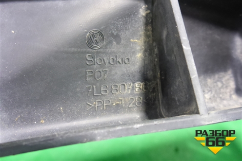 Кронштейн заднего бампера правый (под фонарь) (7L6807862) для Volkswagen Touareg c 2002-2010г