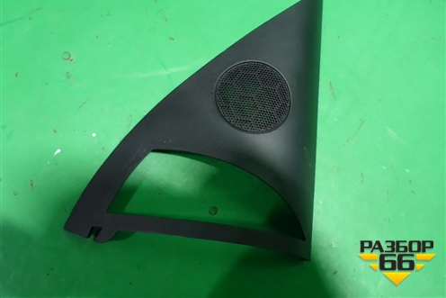 Накладка двери передней правой уголок (7L6837994) для Volkswagen Touareg c 2002-2010г