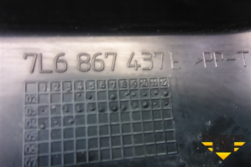 Накладка декоративная (на петлю двери багажника левая) (7L6867437E) для Volkswagen Touareg c 2002-2010г