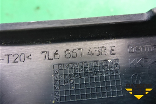 Накладка декоративная (на петлю двери багажника правая) (7L6867438E) для Volkswagen Touareg c 2002-2010г