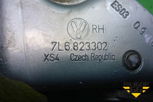 Петля капота правая (7L6823302) для Volkswagen Touareg c 2002-2010г