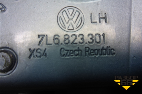 Петля капота левая (7L6823301) для Volkswagen Touareg c 2002-2010г