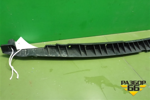 Кронштейн заднего бампера центральный (7L6807863B) для Volkswagen Touareg c 2002-2010г