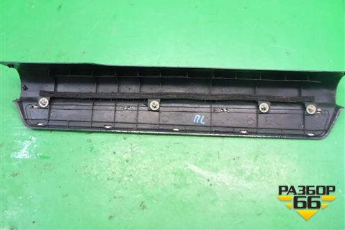 Накладка порога внутренняя переднего левого (MN124827) для Mitsubishi Outlander с 2002-2009г