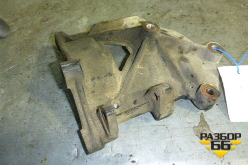 Кронштейн компрессора кондиционера (MR240427) для Mitsubishi Pajero Sport с 1996-2008г