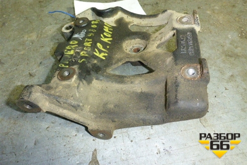 Кронштейн компрессора кондиционера (MR240427) для Mitsubishi Pajero Sport с 1996-2008г