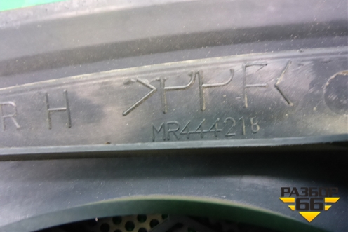 Решетка динамика (в полку правая) (MR444218) для Mitsubishi Lancer-9  с 2003-2008г