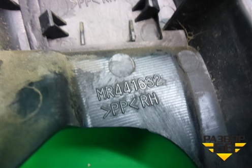 Накладка двери передней правой уголок (MR441632) для Mitsubishi Lancer-9  с 2003-2008г