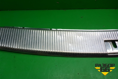 Обшивка багажника на заднюю панель для Volkswagen Touareg c 2002-2010г
