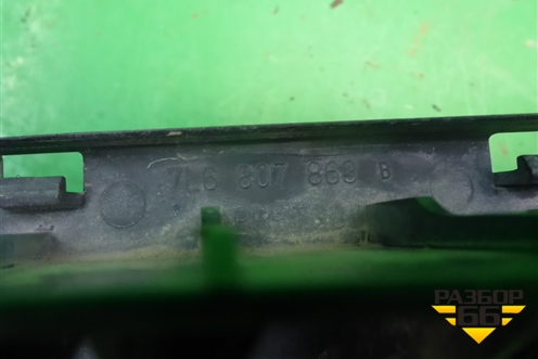 Кронштейн заднего бампера центральный (7L6807863B) для Volkswagen Touareg c 2002-2010г