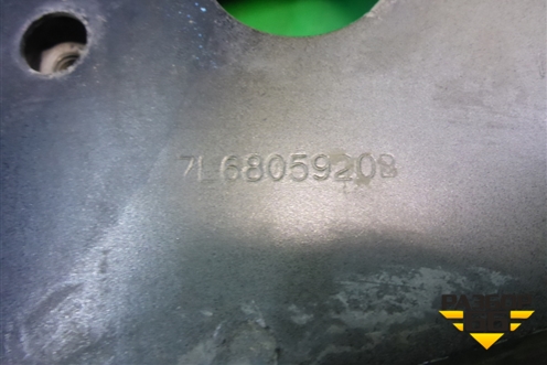 Кронштейн переднего крыла правый (7L6805920B) для Volkswagen Touareg c 2002-2010г
