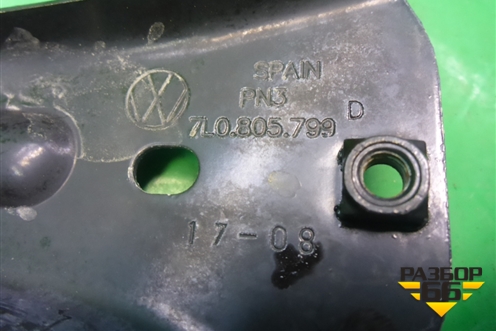 Кронштейн передней панели центральный (7L0805799D) для Volkswagen Touareg c 2002-2010г