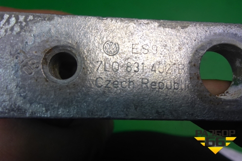 Петля двери передней правой верхняя (7L0831402B) для Volkswagen Touareg c 2002-2010г
