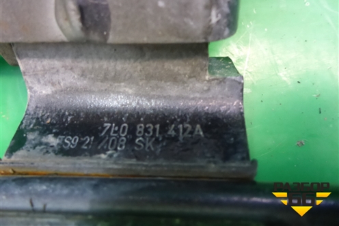 Петля двери передней правой нижняя (7L0831412A) для Volkswagen Touareg c 2002-2010г