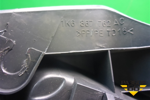 Держатель задней полки правый (1K6867762AC) для Volkswagen Golf VI с 2009-2012г