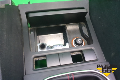 Консоль (5K0863243C) для Volkswagen Golf VI с 2009-2012г