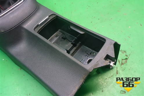 Консоль (5K0863243C) для Volkswagen Golf VI с 2009-2012г