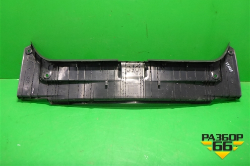 Обшивка багажника на заднюю панель (5838706270) для Toyota Camry V70 с 2017г