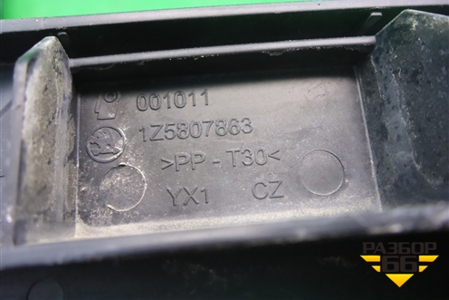 Кронштейн заднего бампера левый (лифтбэк) (1Z5807863) для Skoda Octavia (А5) с 2004-2013г
