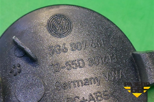 Заглушка в задний бампер (5G6807441) для Volkswagen Golf VII с 2012г