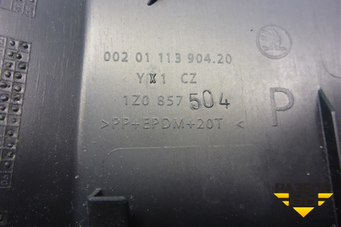 Накладка на торпедо (боковая правая) (1Z0857504) для Skoda Octavia (А5) с 2004-2013г