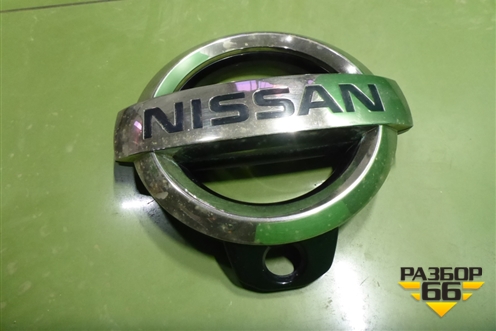 Эмблема (на решетку радиатора под камеру) (623821LB0A) для Nissan Patrol (Y62) с 2010г