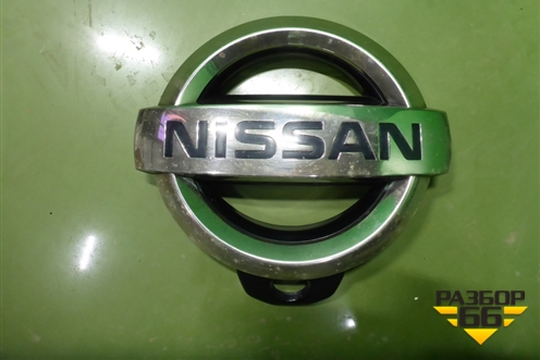 Эмблема (на решетку радиатора под камеру) (623821LB0A) для Nissan Patrol (Y62) с 2010г