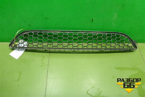 Решетка в передний бампер центральная (30795022) для Volvo V60 с 2010-2018г (В60)