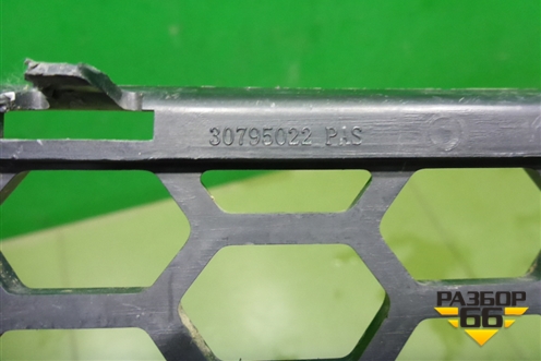 Решетка в передний бампер центральная (30795022) для Volvo V60 с 2010-2018г (В60)