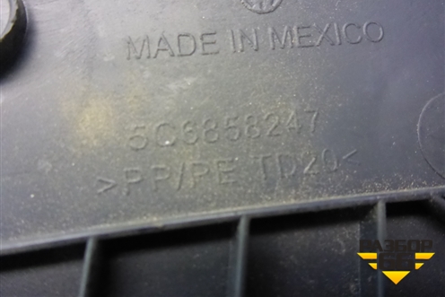 Накладка на торпедо (боковая левая) (5C6858247) для Volkswagen Jetta с 2010-2019г