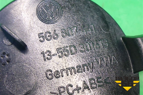 Заглушка в задний бампер (5G6807441) для Volkswagen Golf VII с 2012г